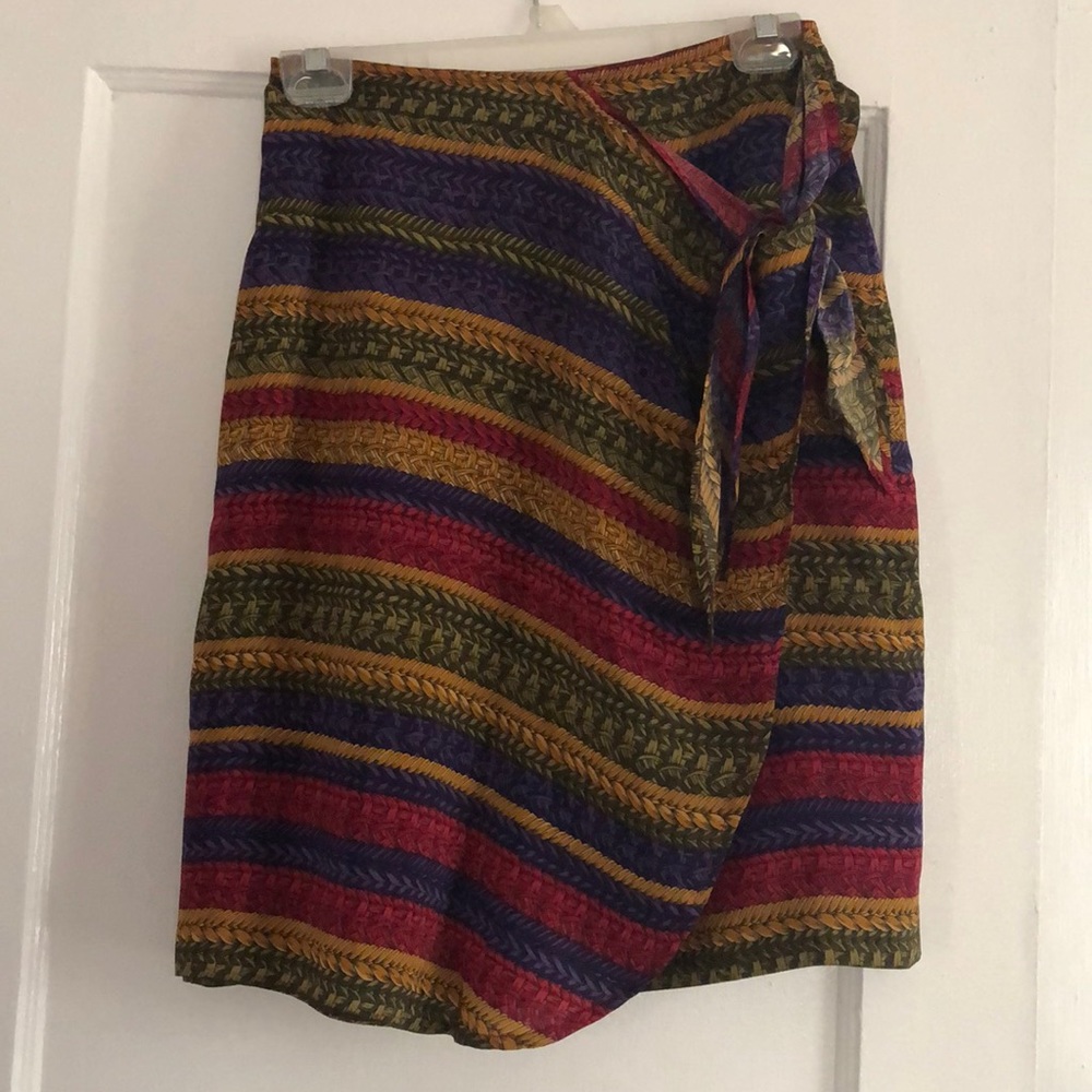 Chain patterned tie skirt